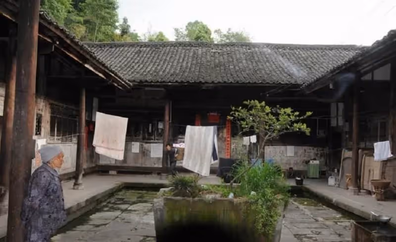 俗語說:「人窮不求娘家忙,富貴不住東南房」,究竟是何意