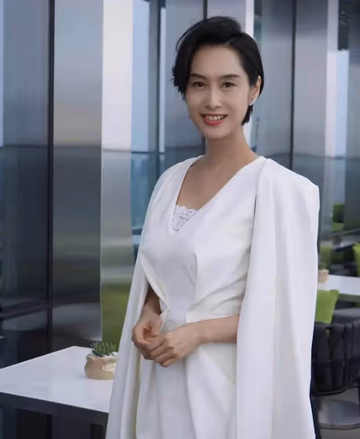 「紫霞仙子」 朱茵現身接女兒放學,穿破洞褲身材變「五五分」,被嘲昔日女神氣質全無,網友:優雅自然老去,也是一種美