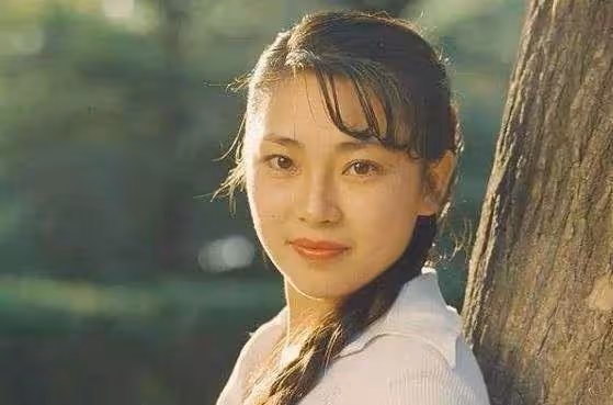 李思:父親是李連杰,母親是黃秋燕,我是留守兒童,親眼看父親移情利智,母親住了10多年地下室