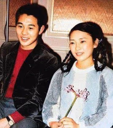 李思:父親是李連杰,母親是黃秋燕,我是留守兒童,親眼看父親移情利智,母親住了10多年地下室