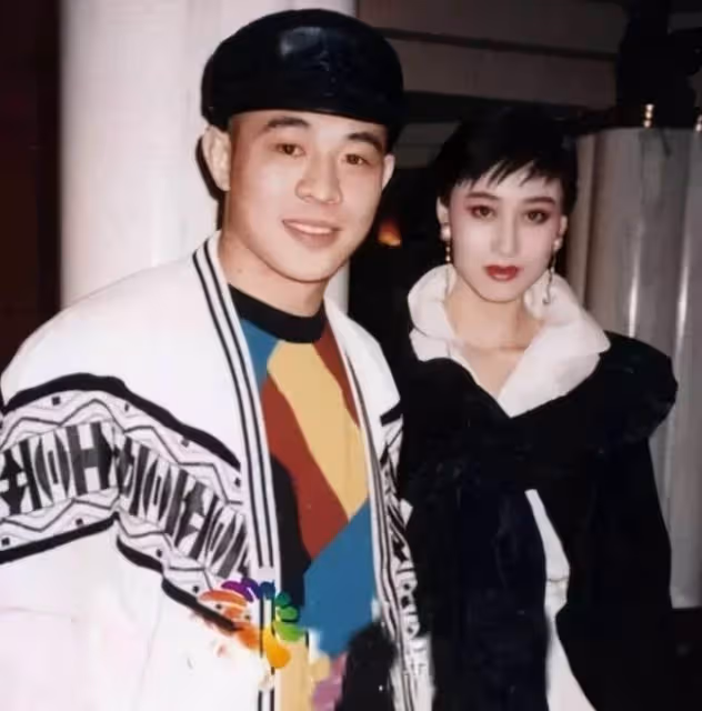 李思:父親是李連杰,母親是黃秋燕,我是留守兒童,親眼看父親移情利智,母親住了10多年地下室