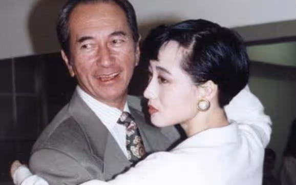 李思:父親是李連杰,母親是黃秋燕,我是留守兒童,親眼看父親移情利智,母親住了10多年地下室