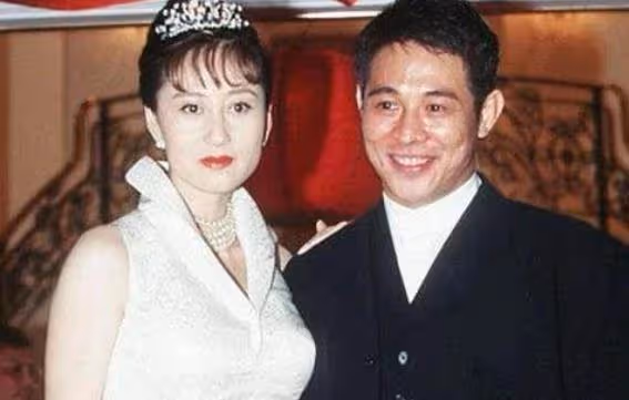 李思:父親是李連杰,母親是黃秋燕,我是留守兒童,親眼看父親移情利智,母親住了10多年地下室