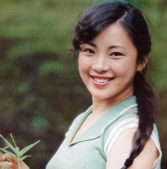 李思:父親是李連杰,母親是黃秋燕,我是留守兒童,親眼看父親移情利智,母親住了10多年地下室