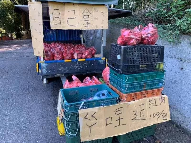 人在田裡工作!老闆將火龍果擺貨車上「一袋100自己拿」放工清點車上錢筒「秒傻住」:不愧是台灣