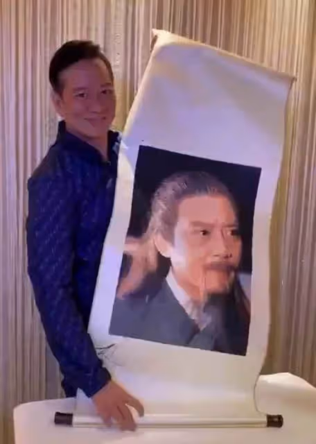 68歲黃藥師駱應鈞罕現身,兩鬢斑白越老越帥,膝下無子,與妻子恩愛30年,出身書香門第卻獨愛演戲