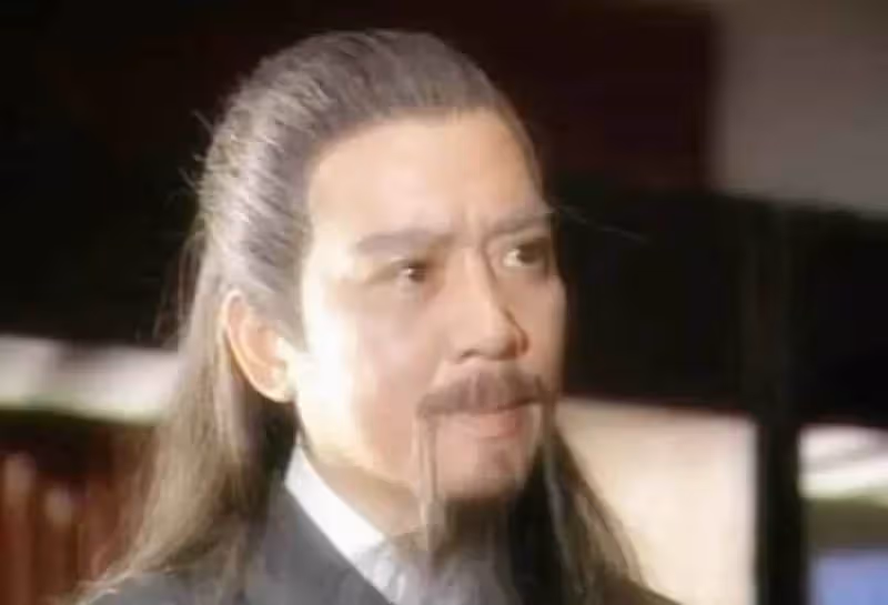 68歲黃藥師駱應鈞罕現身,兩鬢斑白越老越帥,膝下無子,與妻子恩愛30年,出身書香門第卻獨愛演戲