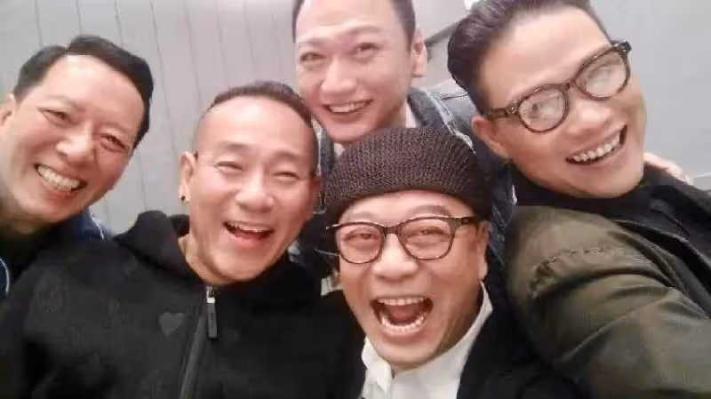 68歲黃藥師駱應鈞罕現身,兩鬢斑白越老越帥,膝下無子,與妻子恩愛30年,出身書香門第卻獨愛演戲