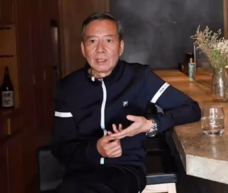 68歲黃藥師駱應鈞罕現身,兩鬢斑白越老越帥,膝下無子,與妻子恩愛30年,出身書香門第卻獨愛演戲
