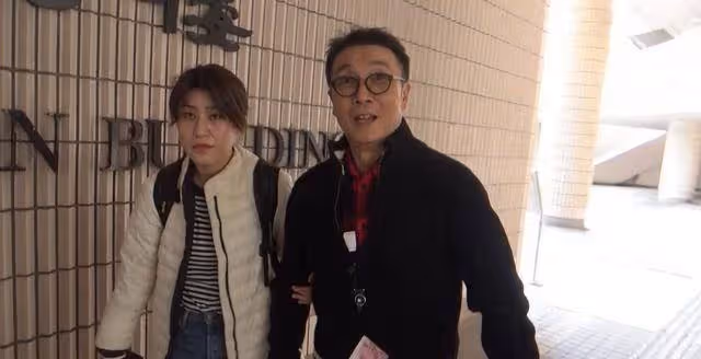 心痛!「鐵膽神侯」劉松仁疑患中風,靠拐杖走路右手失去活動能力_劇集_時候_朋友