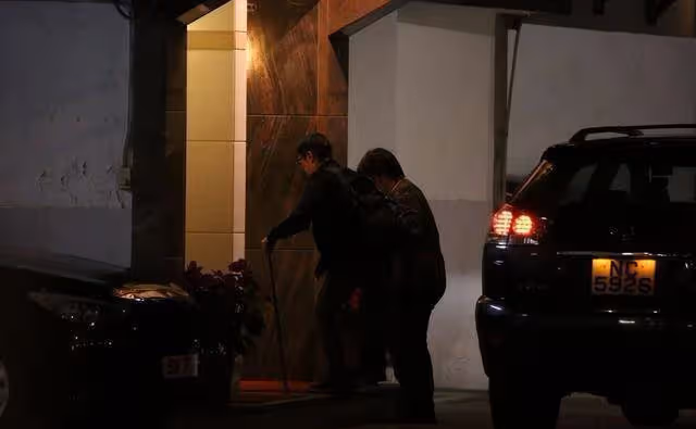 心痛!「鐵膽神侯」劉松仁疑患中風,靠拐杖走路右手失去活動能力_劇集_時候_朋友