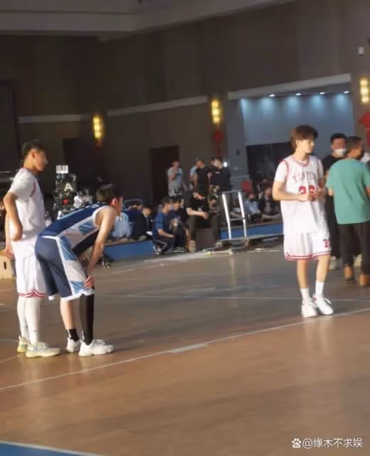 任嘉倫打籃球被拍,33歲的他生圖狀態獲贊!網友:說是高中生也信