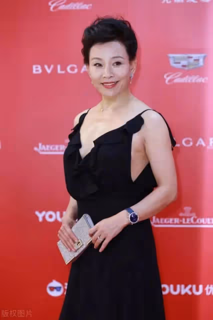 陳沖穿弔帶就覺得俗氣:不僅不顯瘦 還勒出副乳