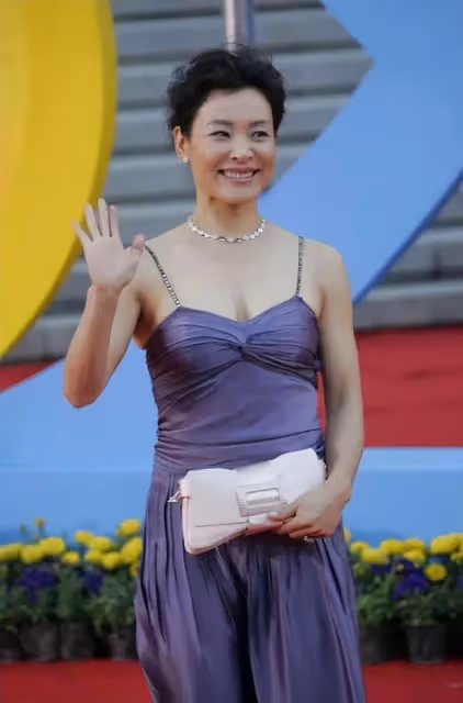 陳沖穿弔帶就覺得俗氣:不僅不顯瘦 還勒出副乳