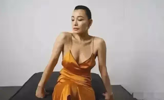陳沖穿弔帶就覺得俗氣:不僅不顯瘦 還勒出副乳