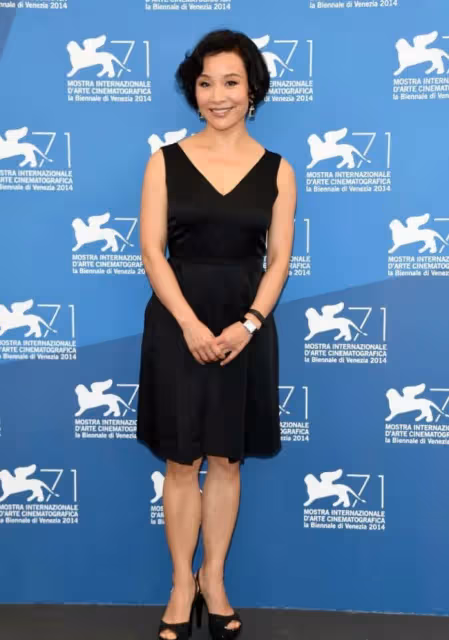 陳沖穿弔帶就覺得俗氣:不僅不顯瘦 還勒出副乳