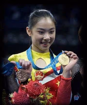 轉型最成功的體操公主，膚白貌美立足娛樂圈，40歲高齡仍堅持二胎