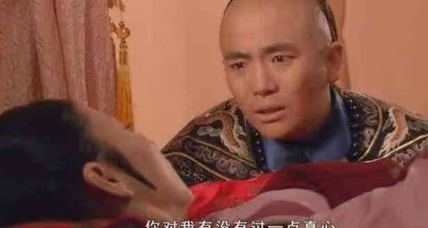 甄嬛傳：溫實初哭著送走死去的眉莊，誰注意到他對甄嬛說什麼？