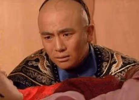 甄嬛傳：溫實初哭著送走死去的眉莊，誰注意到他對甄嬛說什麼？