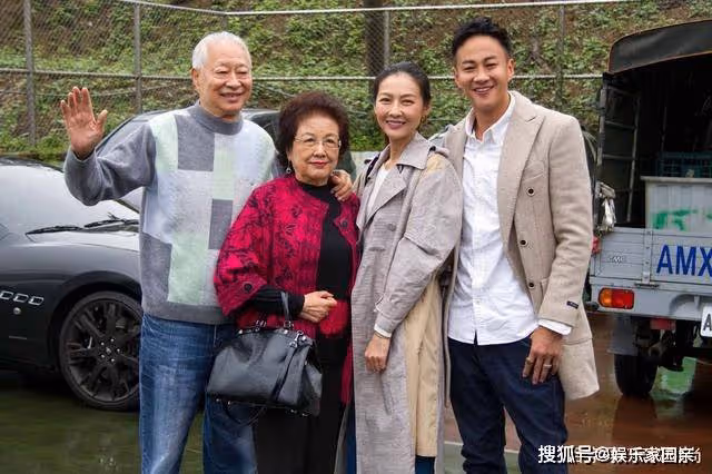 何潤東一家四口同框合影，妻子林靜儀穿灰色大衣亮相，太有愛了