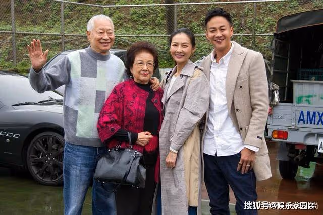 何潤東一家四口同框合影，妻子林靜儀穿灰色大衣亮相，太有愛了