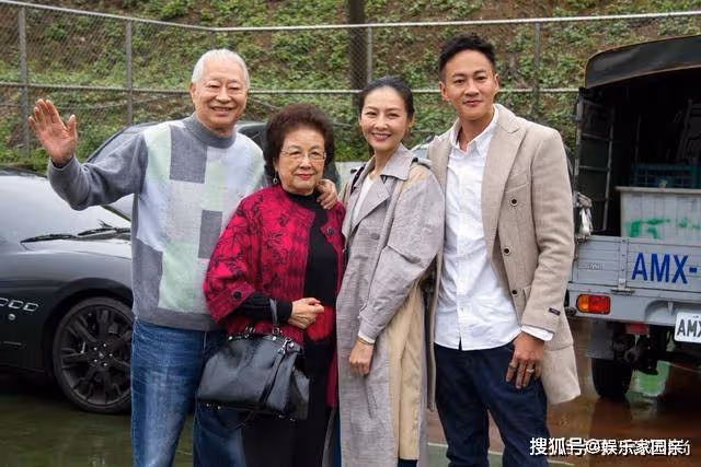 何潤東一家四口同框合影，妻子林靜儀穿灰色大衣亮相，太有愛了