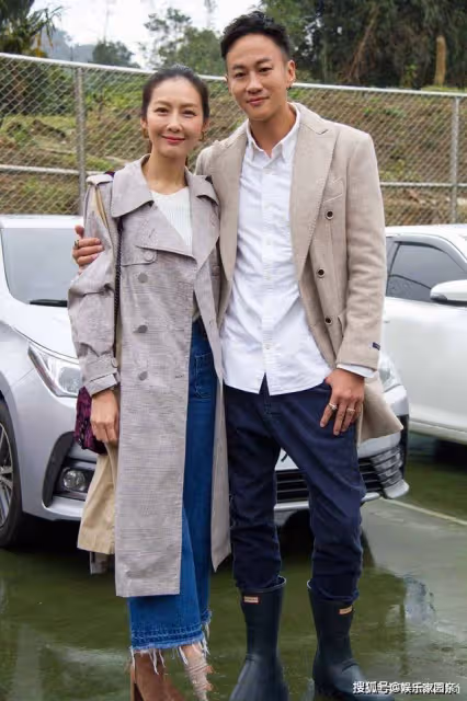 何潤東一家四口同框合影，妻子林靜儀穿灰色大衣亮相，太有愛了