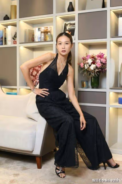 何潤東一家四口同框合影，妻子林靜儀穿灰色大衣亮相，太有愛了