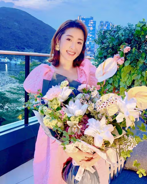 傅程鵬為妻子慶生,蛋糕鮮花擺滿房間,周麗淇衣著寬鬆被疑懷二胎