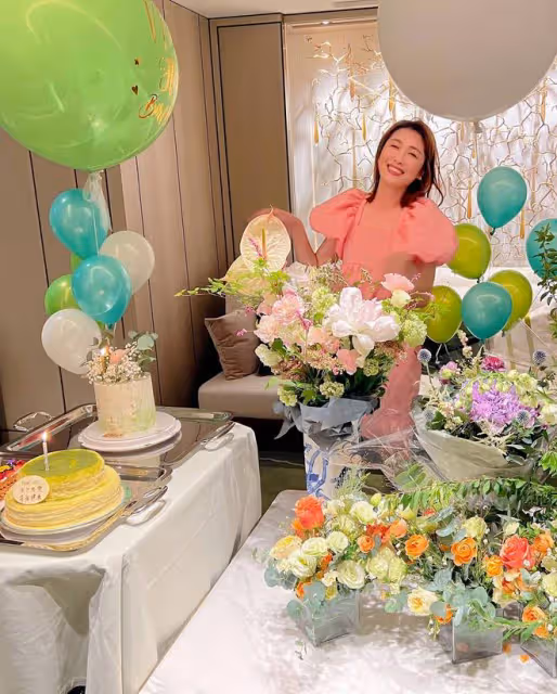傅程鵬為妻子慶生,蛋糕鮮花擺滿房間,周麗淇衣著寬鬆被疑懷二胎