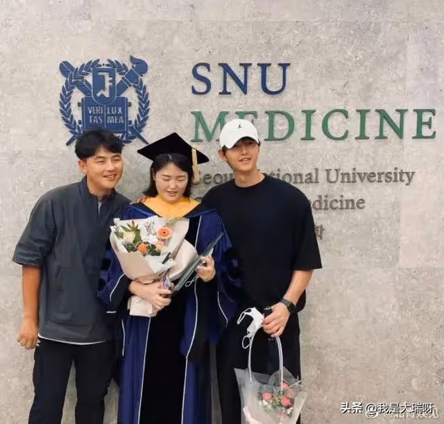 演員宋仲基現身妹妹博士畢業典禮!三兄妹都是學霸,引髮網友熱議