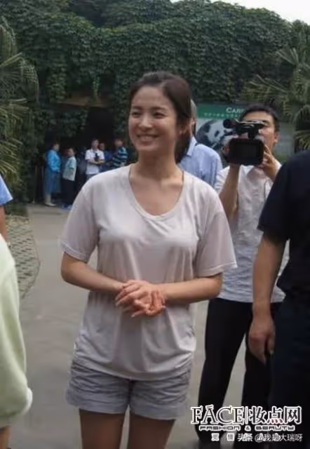 演員宋仲基現身妹妹博士畢業典禮!三兄妹都是學霸,引髮網友熱議