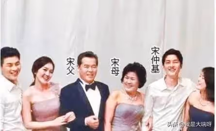 演員宋仲基現身妹妹博士畢業典禮!三兄妹都是學霸,引髮網友熱議