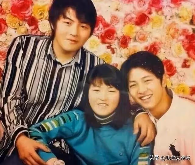 演員宋仲基現身妹妹博士畢業典禮!三兄妹都是學霸,引髮網友熱議