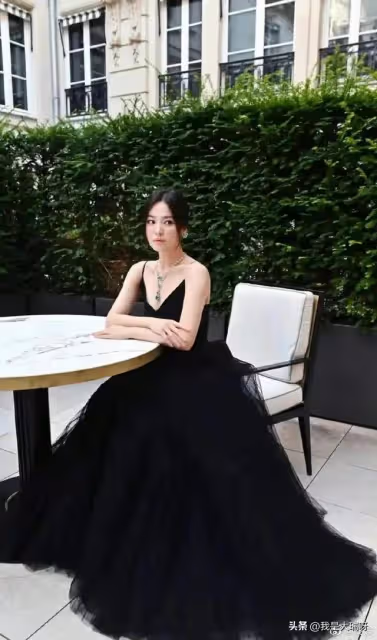 演員宋仲基現身妹妹博士畢業典禮!三兄妹都是學霸,引髮網友熱議