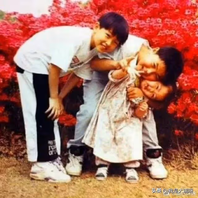 演員宋仲基現身妹妹博士畢業典禮!三兄妹都是學霸,引髮網友熱議