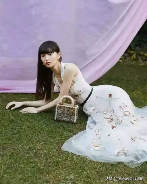 43張圖看世界:中國美女進軍日本娛樂業,長有最大嘴的女性