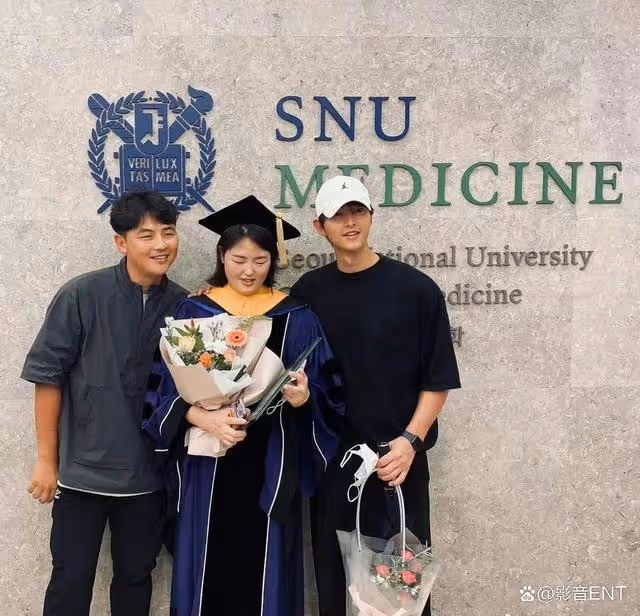 宋仲基現身妹妹博士畢業典禮，30歲的他少年感依舊滿滿陽光帥氣