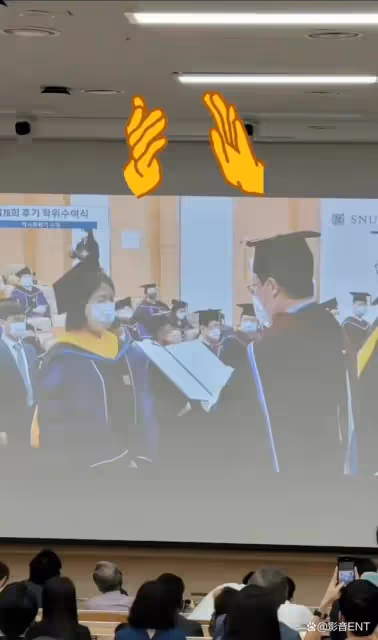 宋仲基現身妹妹博士畢業典禮，30歲的他少年感依舊滿滿陽光帥氣