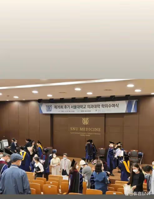 宋仲基現身妹妹博士畢業典禮，30歲的他少年感依舊滿滿陽光帥氣