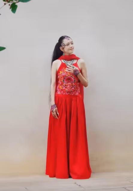 楊麗萍到老都美！戴綠寶石配紅裙，雍容華貴又充滿民族風情韻味！