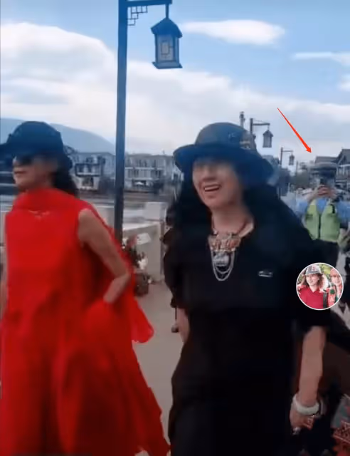 楊麗萍到老都美！戴綠寶石配紅裙，雍容華貴又充滿民族風情韻味！