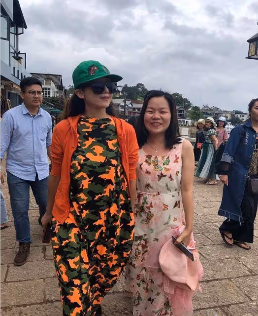 楊麗萍到老都美！戴綠寶石配紅裙，雍容華貴又充滿民族風情韻味！