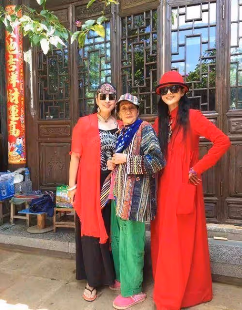 楊麗萍到老都美！戴綠寶石配紅裙，雍容華貴又充滿民族風情韻味！