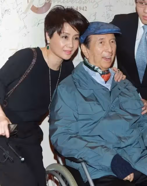 路人拍到的梁安琪，一頭短發白了一半，身材不苗條素顏不年輕