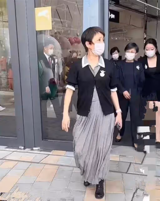 路人拍到的梁安琪，一頭短發白了一半，身材不苗條素顏不年輕