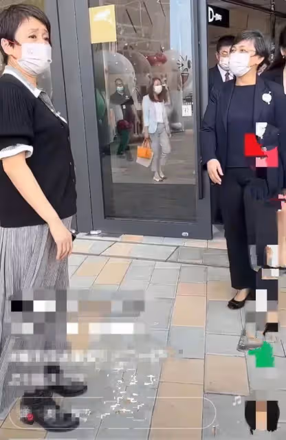 路人拍到的梁安琪，一頭短發白了一半，身材不苗條素顏不年輕