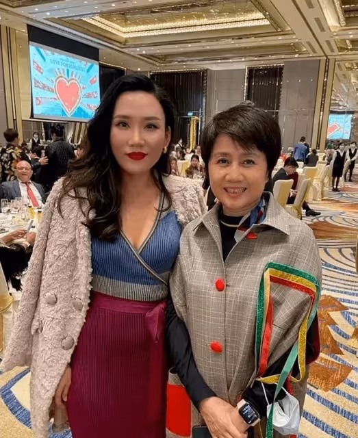 路人拍到的梁安琪，一頭短發白了一半，身材不苗條素顏不年輕