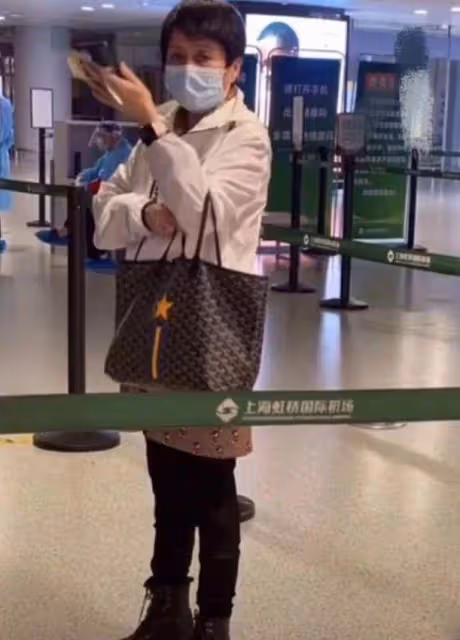 路人拍到的梁安琪，一頭短發白了一半，身材不苗條素顏不年輕