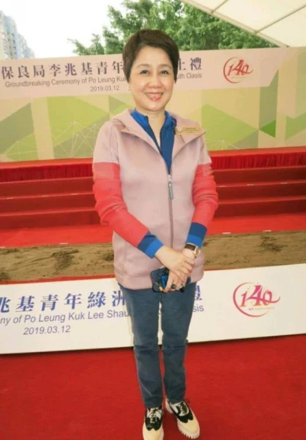 路人拍到的梁安琪，一頭短發白了一半，身材不苗條素顏不年輕